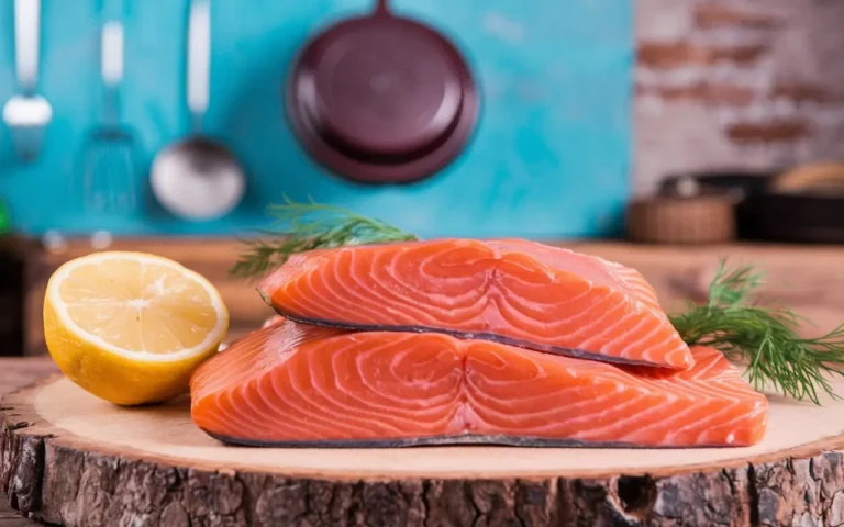 Frischer Lachs in der Pfanne braten – Ein Bild von Lachsfilets, die in einer heißen Pfanne braten.